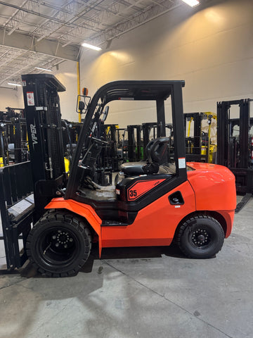 BRAND NEW 2024 VIPER FD35 8000 LB DIESEL FORKLIFT DUAL PNEUMATIC TIRES 89/189" 3 STAGE MAST SIDE SHIFTER (PLUMBED 4 WAYS TO CARRIAGE FORK POSITIONER OPTIONAL UPGRADE) STOCK # BF9387429-BUF - United Lift LLC
