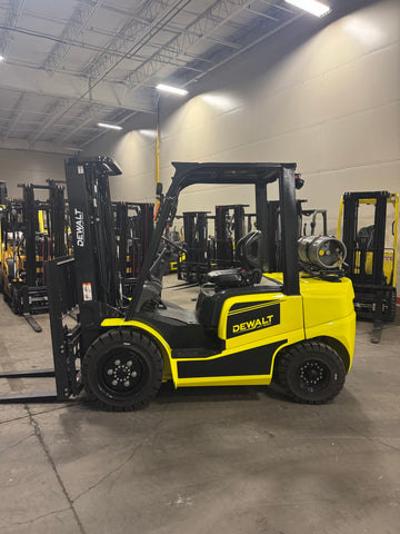 2025 DEWALT LIFT TRUCK DDFP-30 NON-COMPUTERIZED GM PSI ENGINE LP GAS PROPANE 6000 LB CAPACITY SOLID PNEUMATIC TIRES 83/185" LIFT HEIGHT 3 STAGE MAST SIDE SHIFTING FORK POSITIONER 2000hr/2YR WARRANTY STOCK # BF9238589-BUF - United Lift LLC