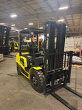 2025 DEWALT LIFT TRUCK DDFP-30 NON-COMPUTERIZED GM PSI ENGINE LP GAS PROPANE 6000 LB CAPACITY SOLID PNEUMATIC TIRES 83/185" LIFT HEIGHT 3 STAGE MAST SIDE SHIFTING FORK POSITIONER 2000hr/2YR WARRANTY STOCK # BF9238589-BUF - United Lift LLC