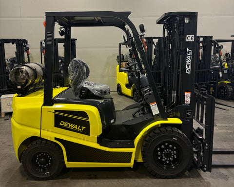 2025 DEWALT LIFT TRUCK DDFP-18 NON-COMPUTERIZED NISSAN K25 DUAL FUEL (can run on Gasoline or Propane) 3500 LB CAPACITY SOLID PNEUMATIC TIRES 83/185" LIFT HEIGHT 3 STAGE MAST SIDE SHIFTING FORK POSITIONER 2000hr/2YR WARRANTY STOCK # BF9218579-BUF - United Lift LLC
