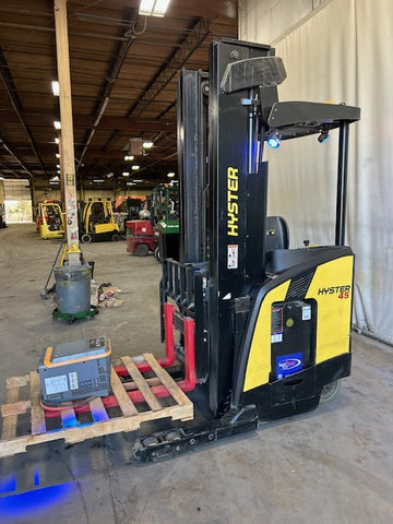 2023 HYSTER N45ZR3-16 4500 LB ELECTRIC REACH FORKLIFT 110/250 3 STAGE MAST SIDE SHIFTER 4 HOURS STOCK # BF9239579-NCB - United Lift LLC