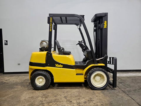 2018 YALE GLP060VX 6000 LB LP GAS FORKLIFT PNEUMATIC 93/200 3 STAGE MAST SIDE SHIFTER 1138 HOURS STOCK # BF9119429-ILE
